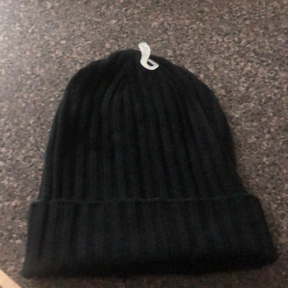 🌸Brand new black hat. Excellent condition. Never worn no holes